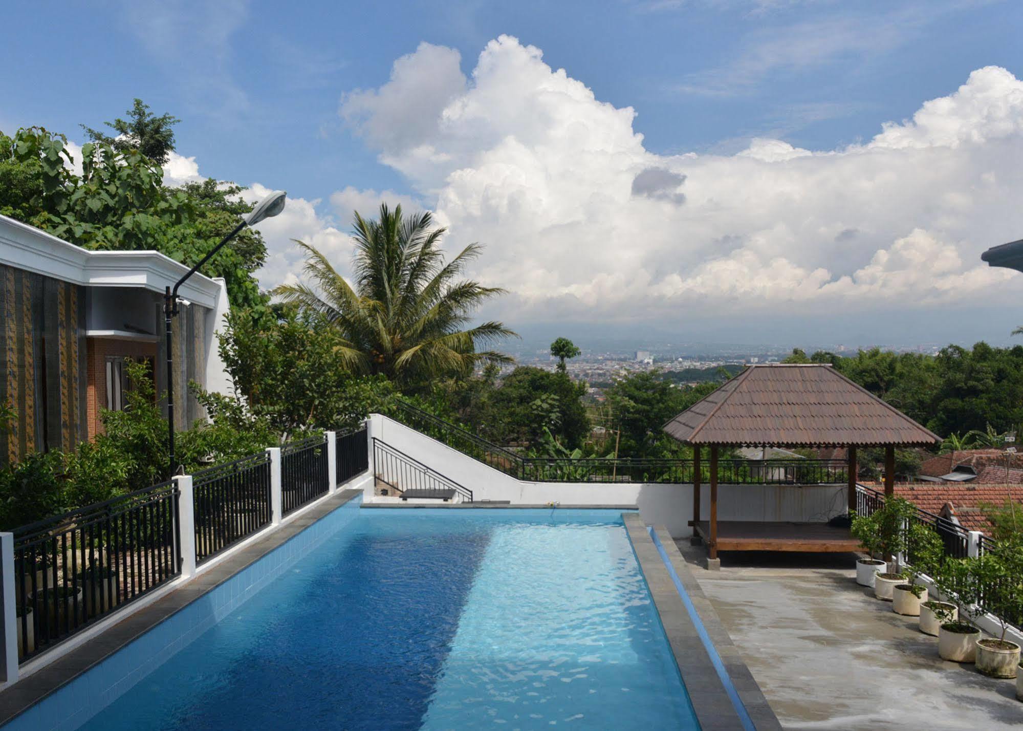 Malang Hill Syariah Redpartner Hotel Exterior photo