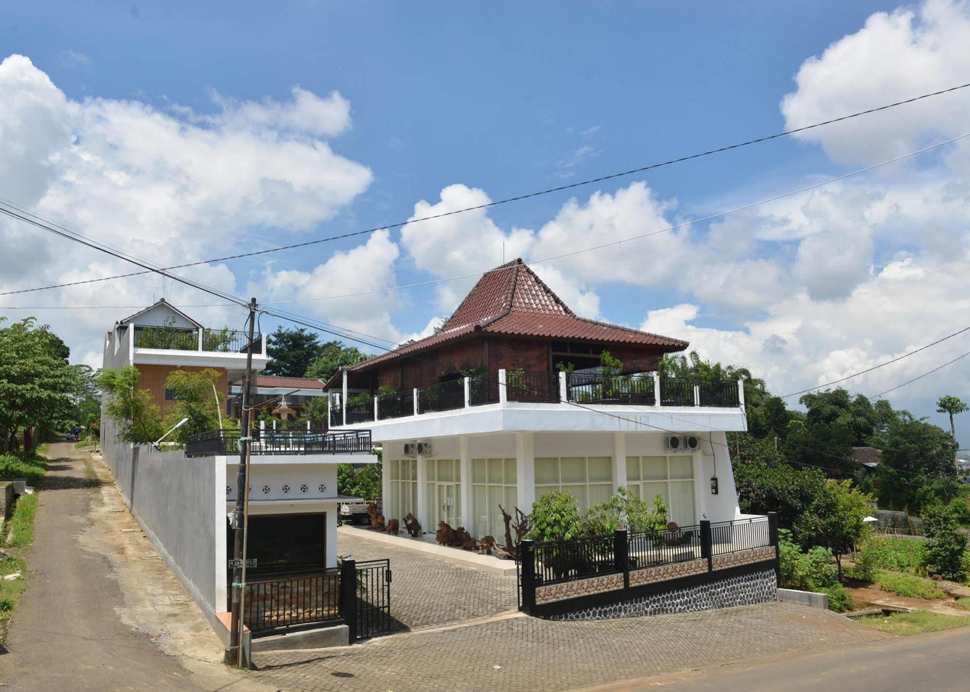 Malang Hill Syariah Redpartner Hotel Exterior photo