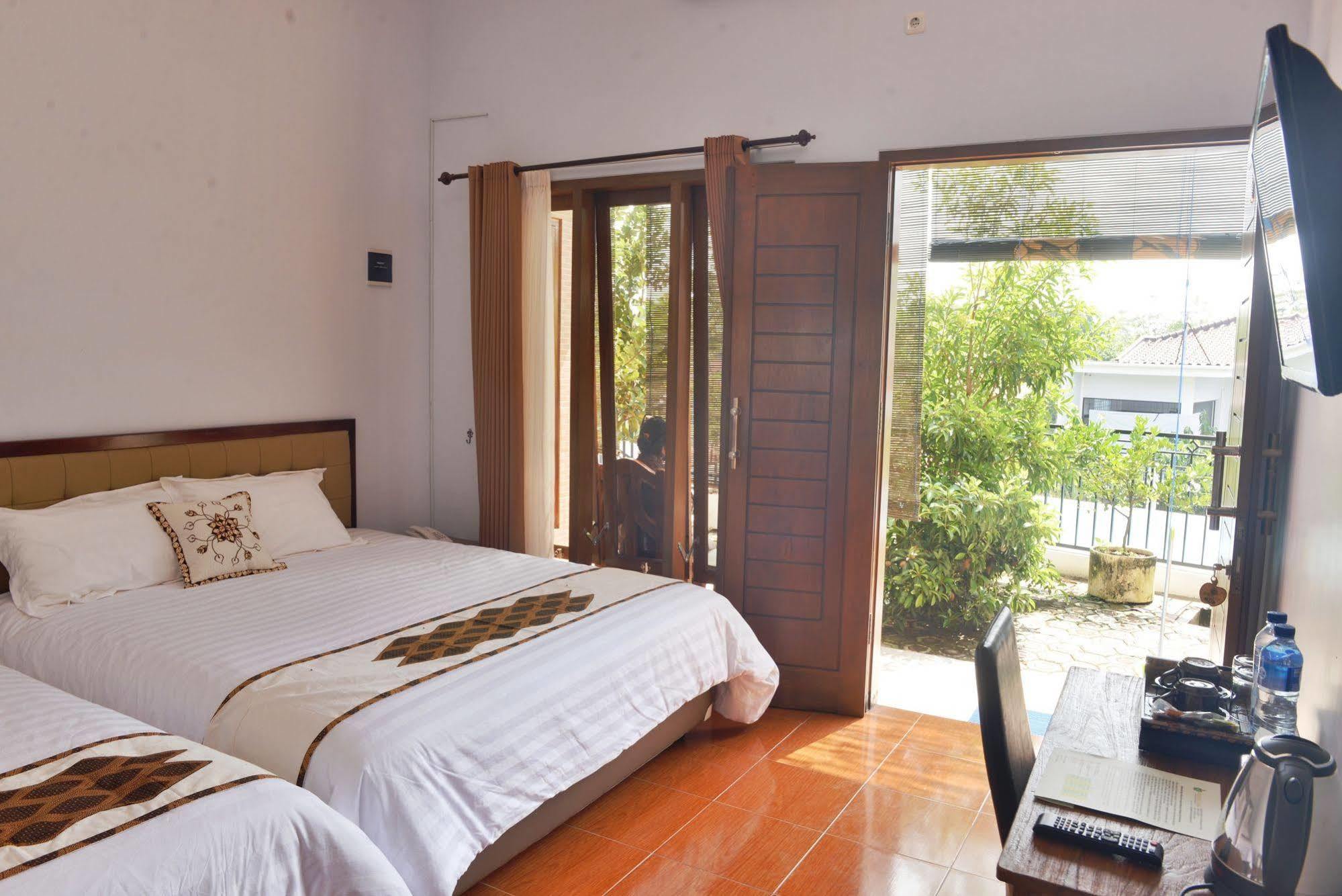 Malang Hill Syariah Redpartner Hotel Exterior photo
