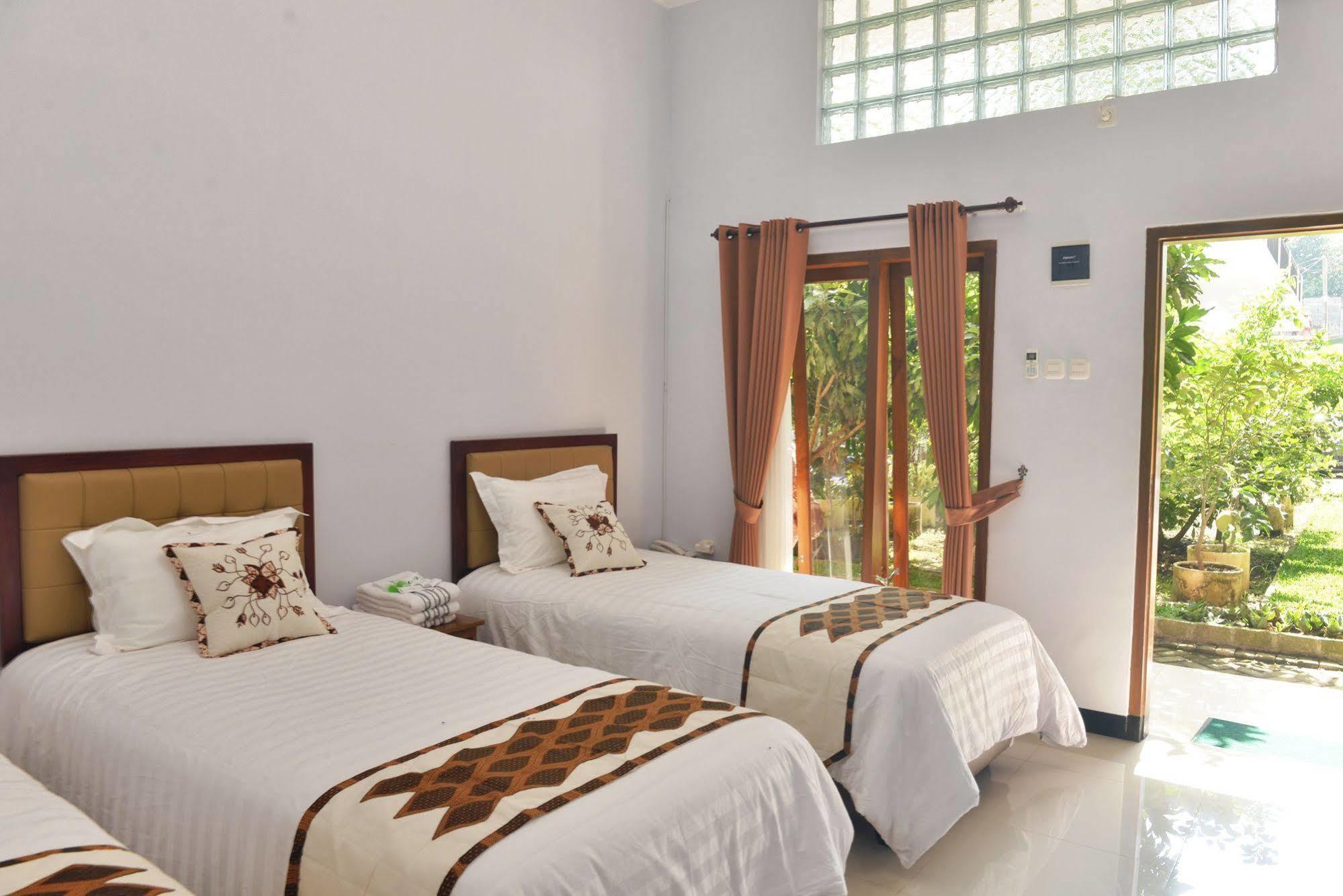 Malang Hill Syariah Redpartner Hotel Exterior photo