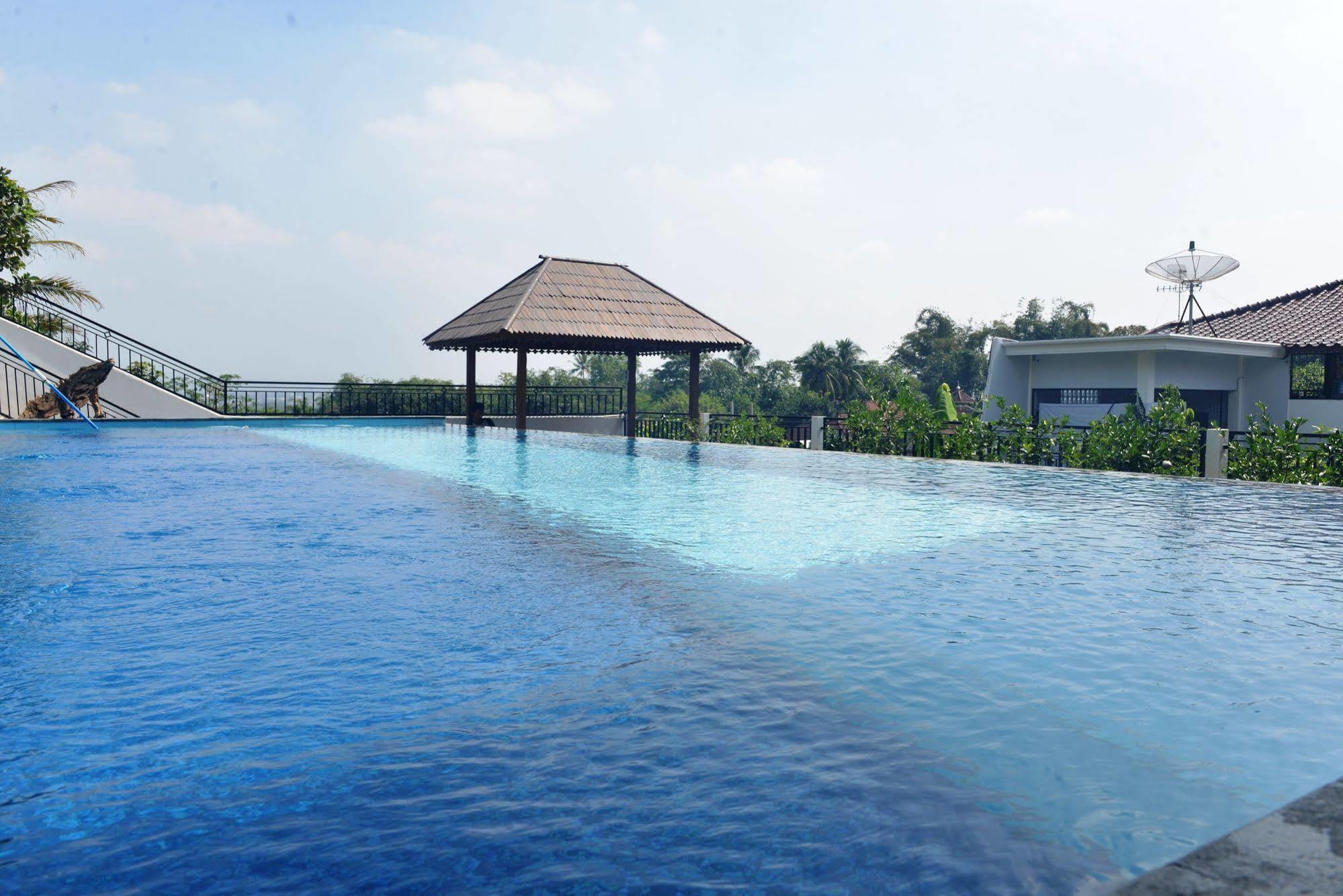 Malang Hill Syariah Redpartner Hotel Exterior photo