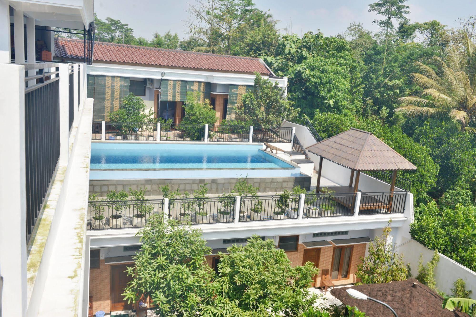 Malang Hill Syariah Redpartner Hotel Exterior photo