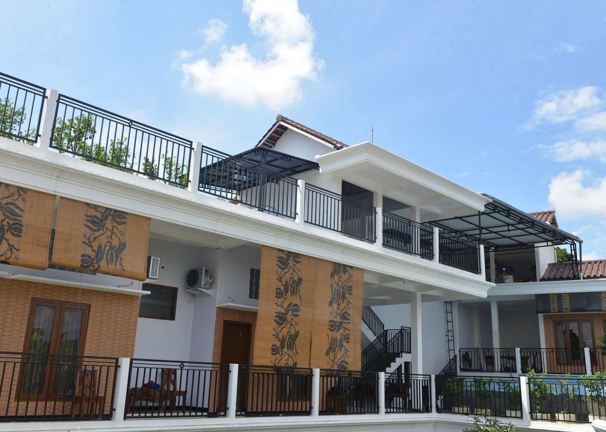 Malang Hill Syariah Redpartner Hotel Exterior photo