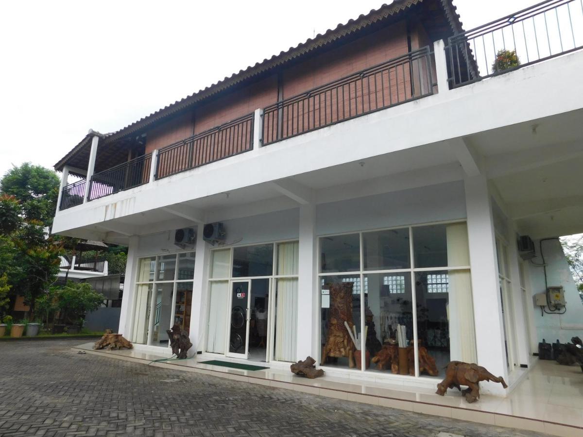 Malang Hill Syariah Redpartner Hotel Exterior photo