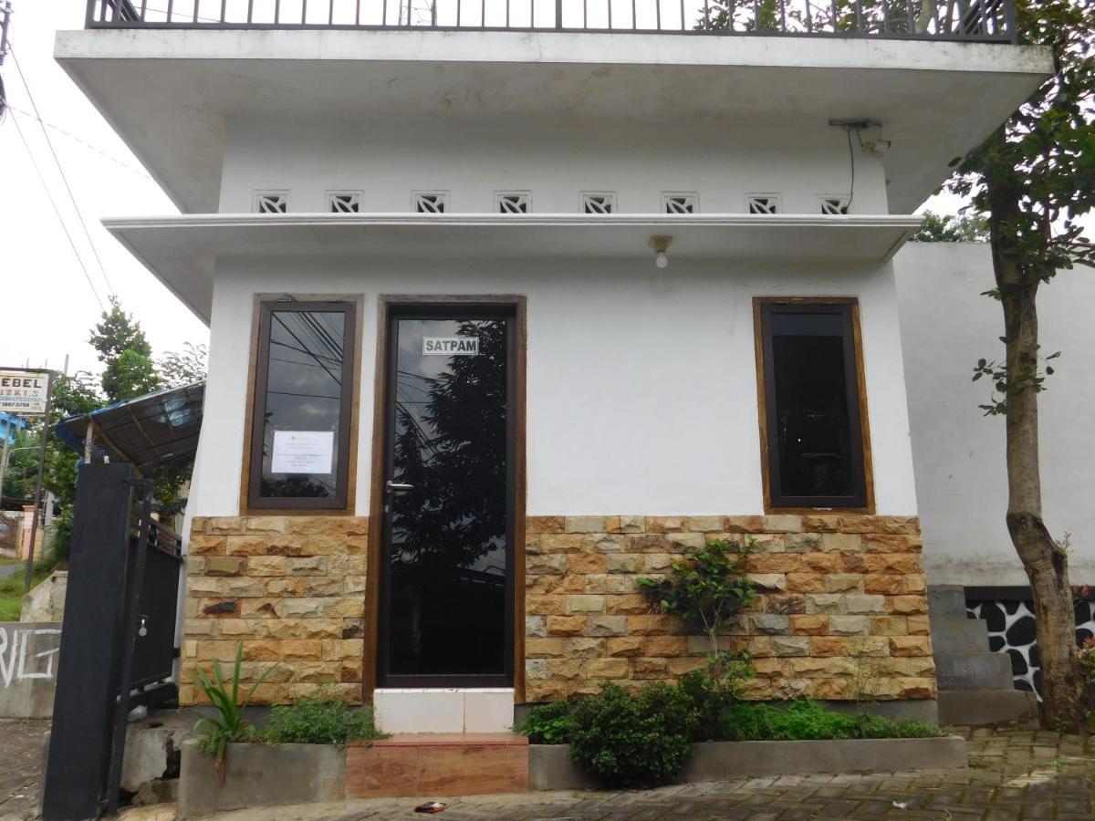 Malang Hill Syariah Redpartner Hotel Exterior photo